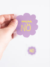 Hand mit dem großen Buegelbild aus dem Set Bügelbild randlos Nö in Flieder mit gelber Schrift von Halfbird