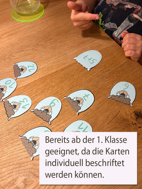 Kind sitzt am Tisch, ausgebreitet vor ihm das Lama Stapelspiel von Halfbird und der Hinweis "ab der 1. Klasse geeignet"