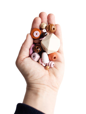 Hand mit Perlenset Safari von Halfbird 