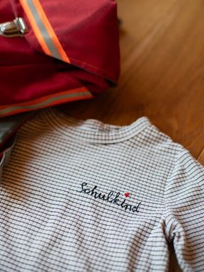 Schulkind-Shirt mit randlosem Bügelbild "Schulkind" von Halfbird und aufgesticktem Herz