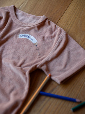 Shirt mit randlosem Bügelbild "Stift Schulkind" von Halfbird und aufgesticktem Namen