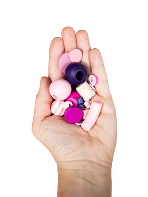 Hand mit Perlenset Schweinchen in pink von Halfbird 