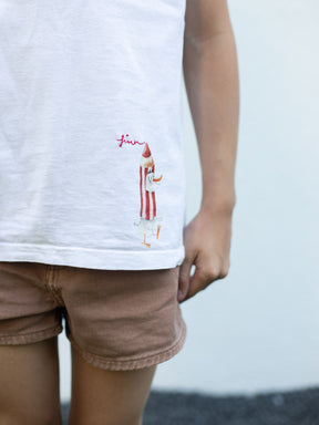 Junge mit Shorts und T-Shirt mit Bügelbild "Gans im Stift" von Halfbird und rotem Aufgesticktem Schriftzug "Finn"