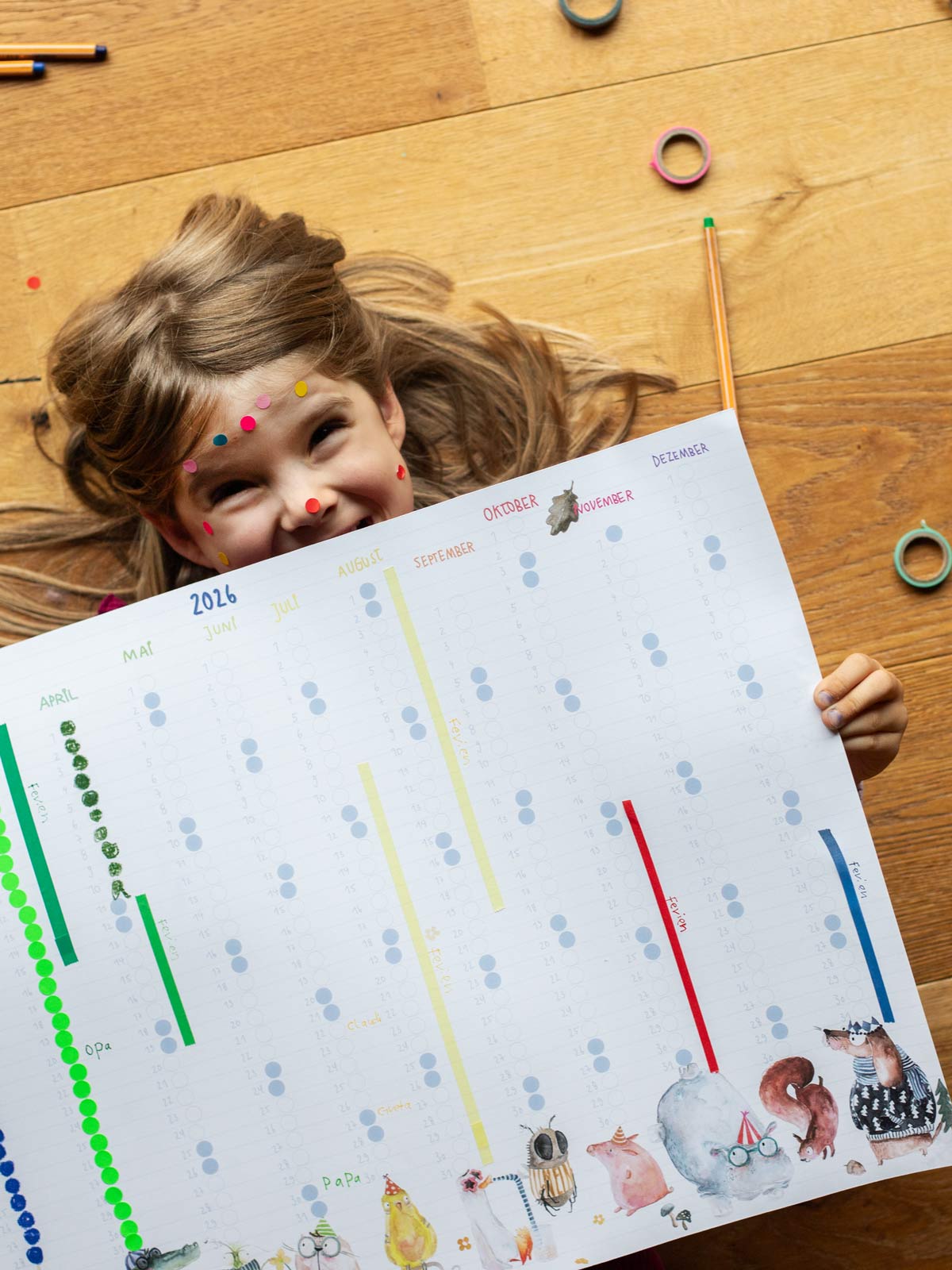 Kind mit Stickerkalender nach Montessori von Halfbird 