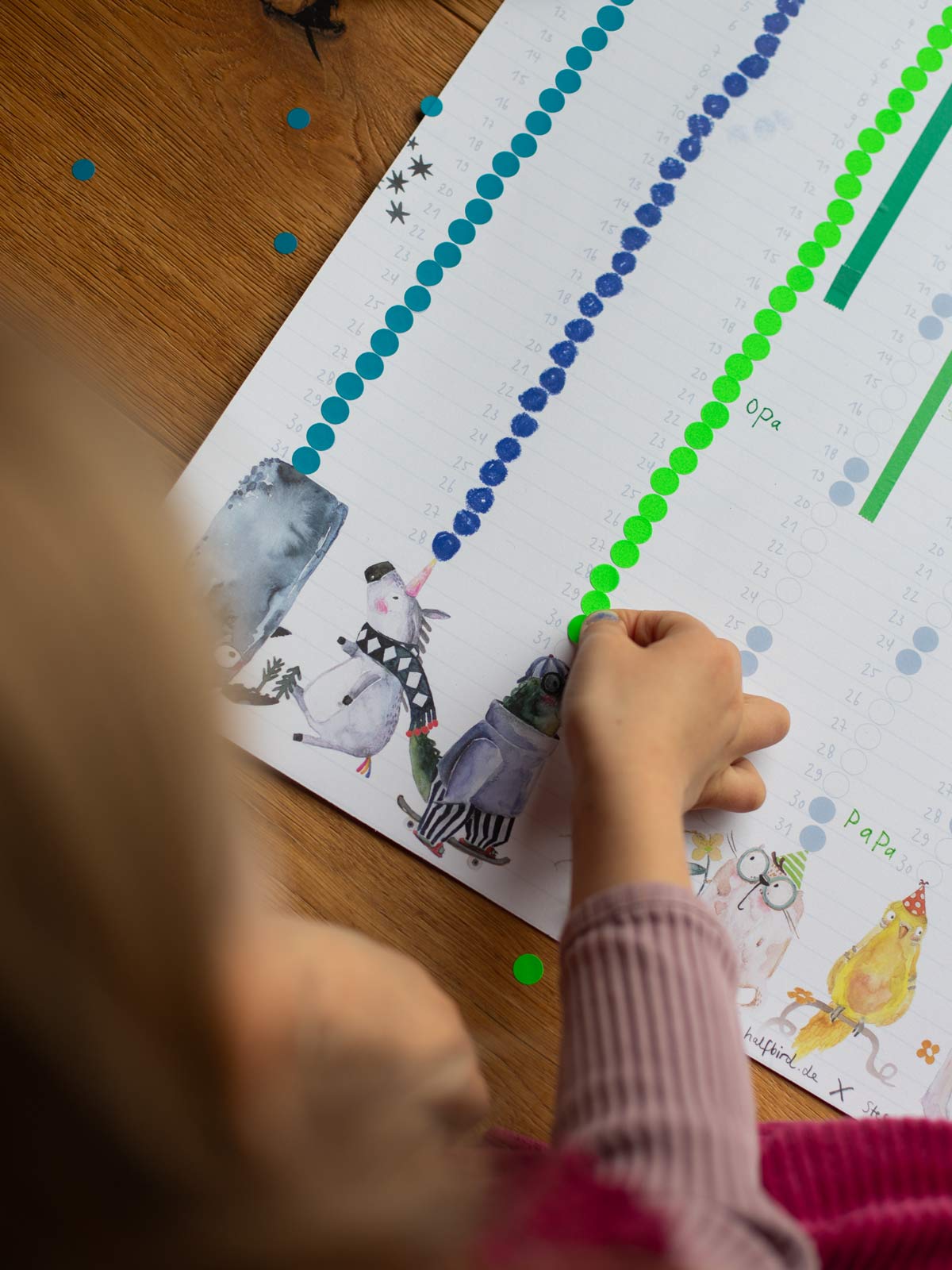 Kind bestickest Stickerkalender nach Montessori von Halfbird 