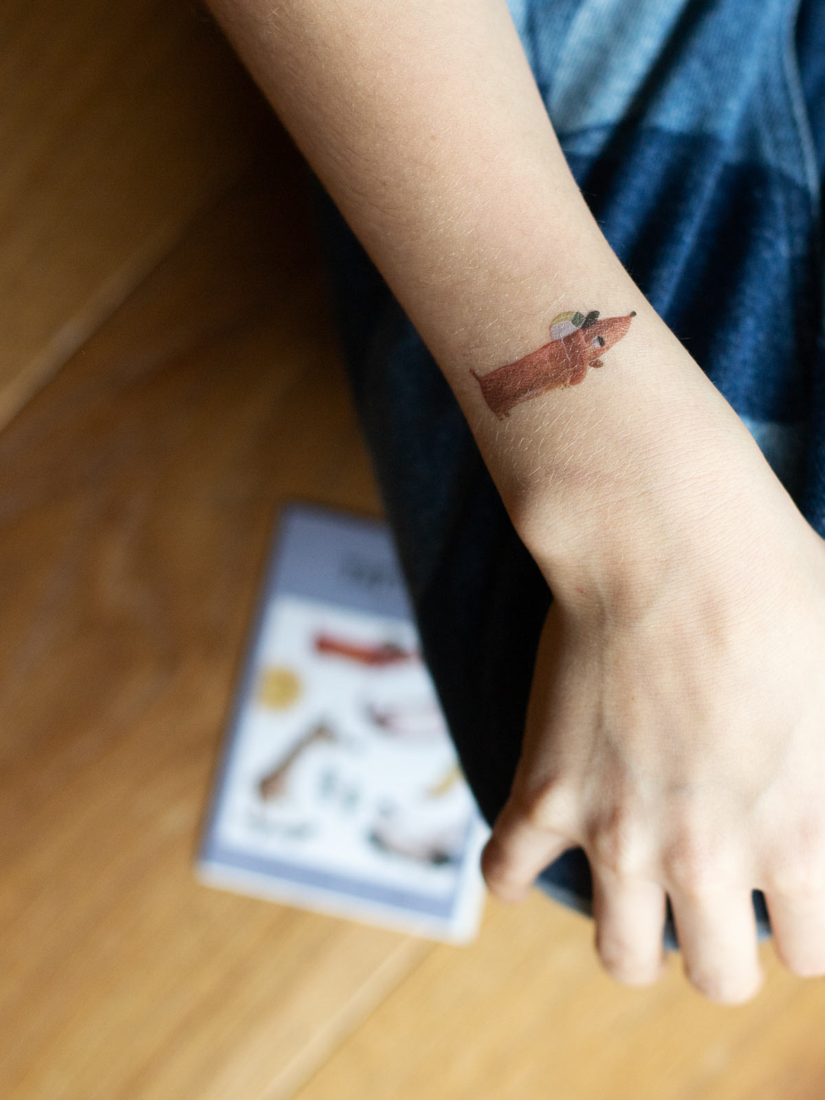 Dackel Detlef Tattoo auf Arm aus der Pocket Edition Coole Crew von Halfbird