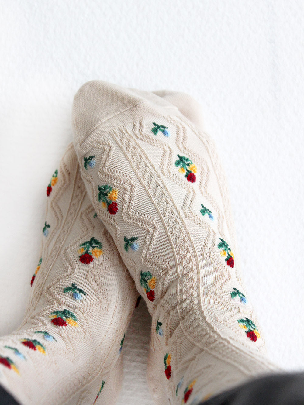 Nahansicht Details Tragebild von Cremefarbenen Socken mit Stickerei Anmutung und vielen kleinen Blumen