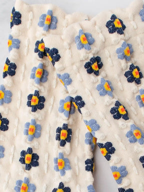 Detailansicht  von Cremefarbenen Socken mit Stickerei Anmutung und hellblauen und dunkelblauen Blumen mit gelb/roten Blütenstempeln