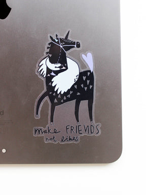 Tablet mit transparentem Vinylsticker Make Friends not Likes mit Pferd- und Schwanmotiv von Halfbird