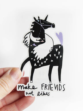 Hand mit transparenter Vinylsticker Make Friends not Likes mit Pferd- und Schwanmotiv von Halfbird