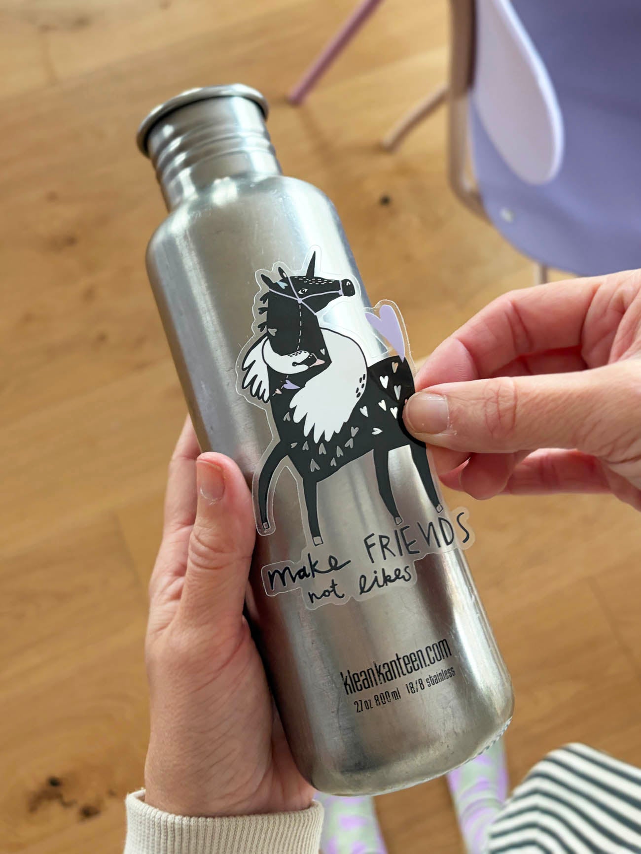 Edelstahlflasche mit transparentem Vinylsticker Make Friends not Likes mit Pferd- und Schwanmotiv von Halfbird