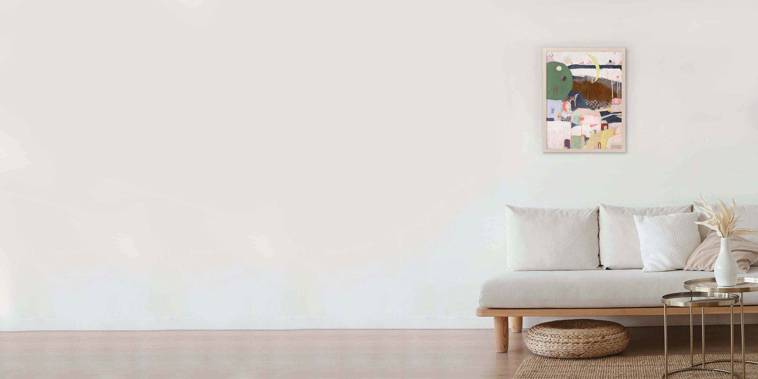 in einem Wohnzimmer hängt an der Wand hinter dem Sofa ein Artprint von ramona zirk