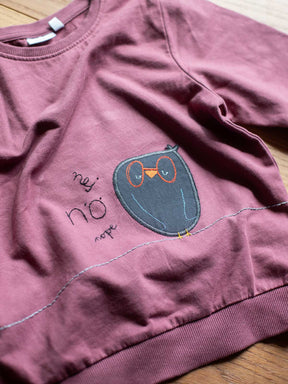 Knieflicken Eule von Halfbird auf 
lilafarbenem Pullover