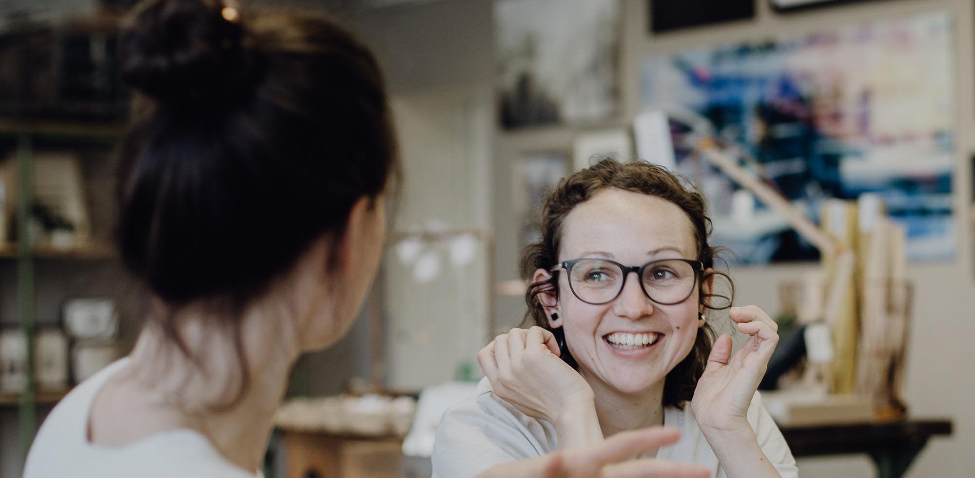Mona von halfbird spricht im Atelier mit einer Frau