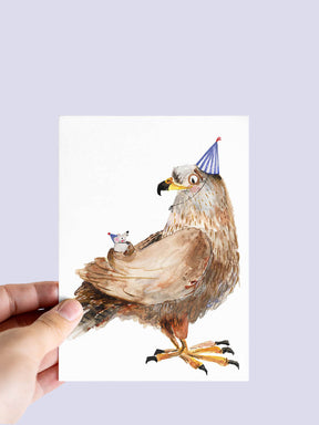 Postkarte "Freundschaft ohne Grenzen" mit Falken und Maus-Motiv von Halfbird