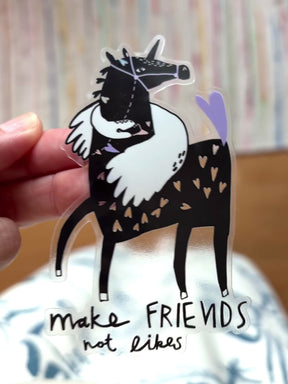 Video: transparenter Vinyl sticker Make Friends not Likes mit Pferd- und Schwanmotiv von Halfbird, der in der Sonne glitzert