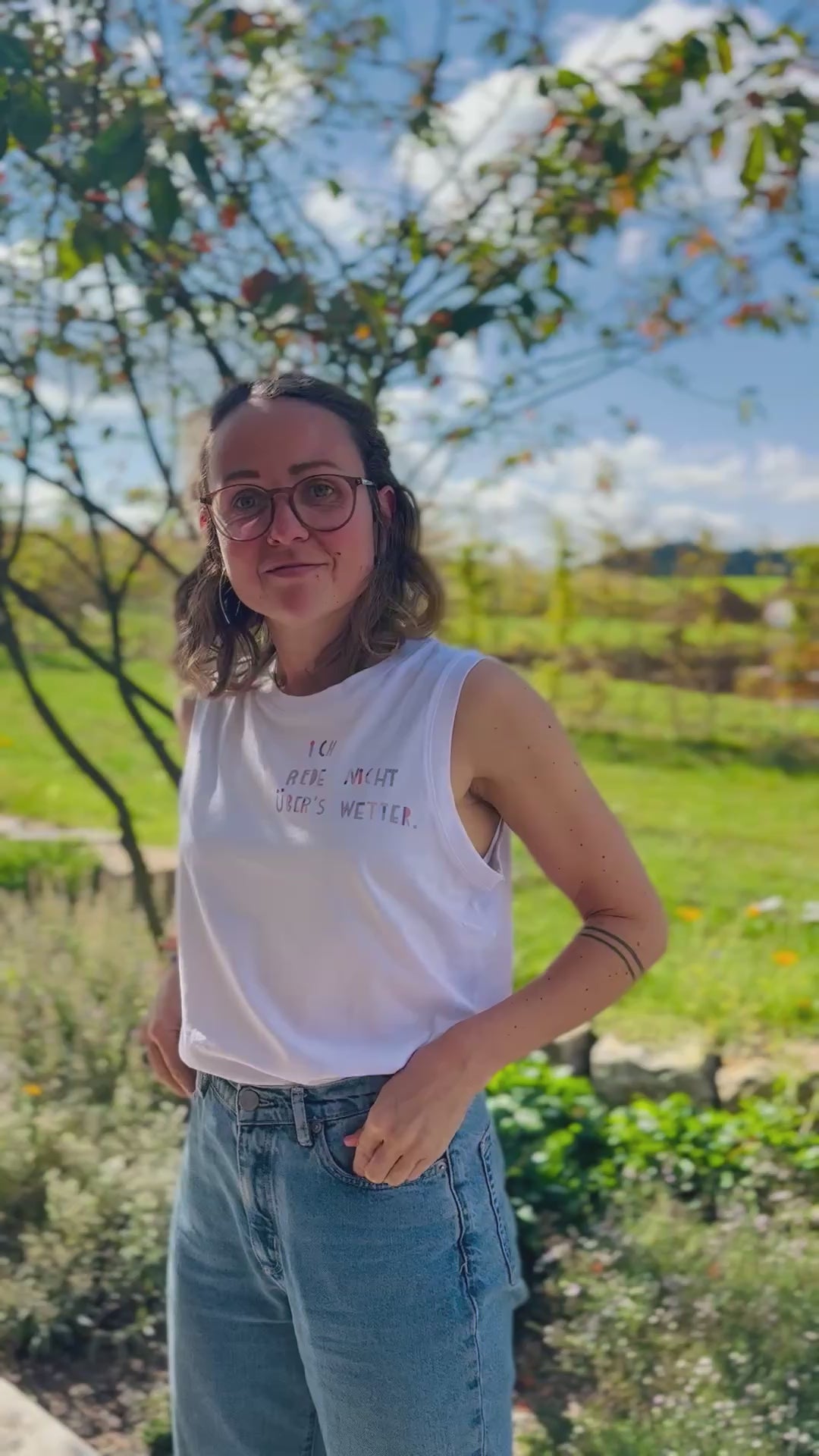 Mona mit Shirt mit randlosen Buchstaben Bügelbildern von Halfbird
