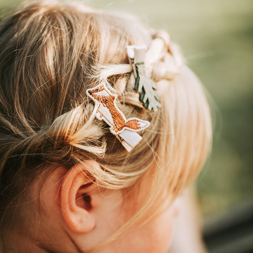 kinderkopf mit fuchs und baum haarclip im haar