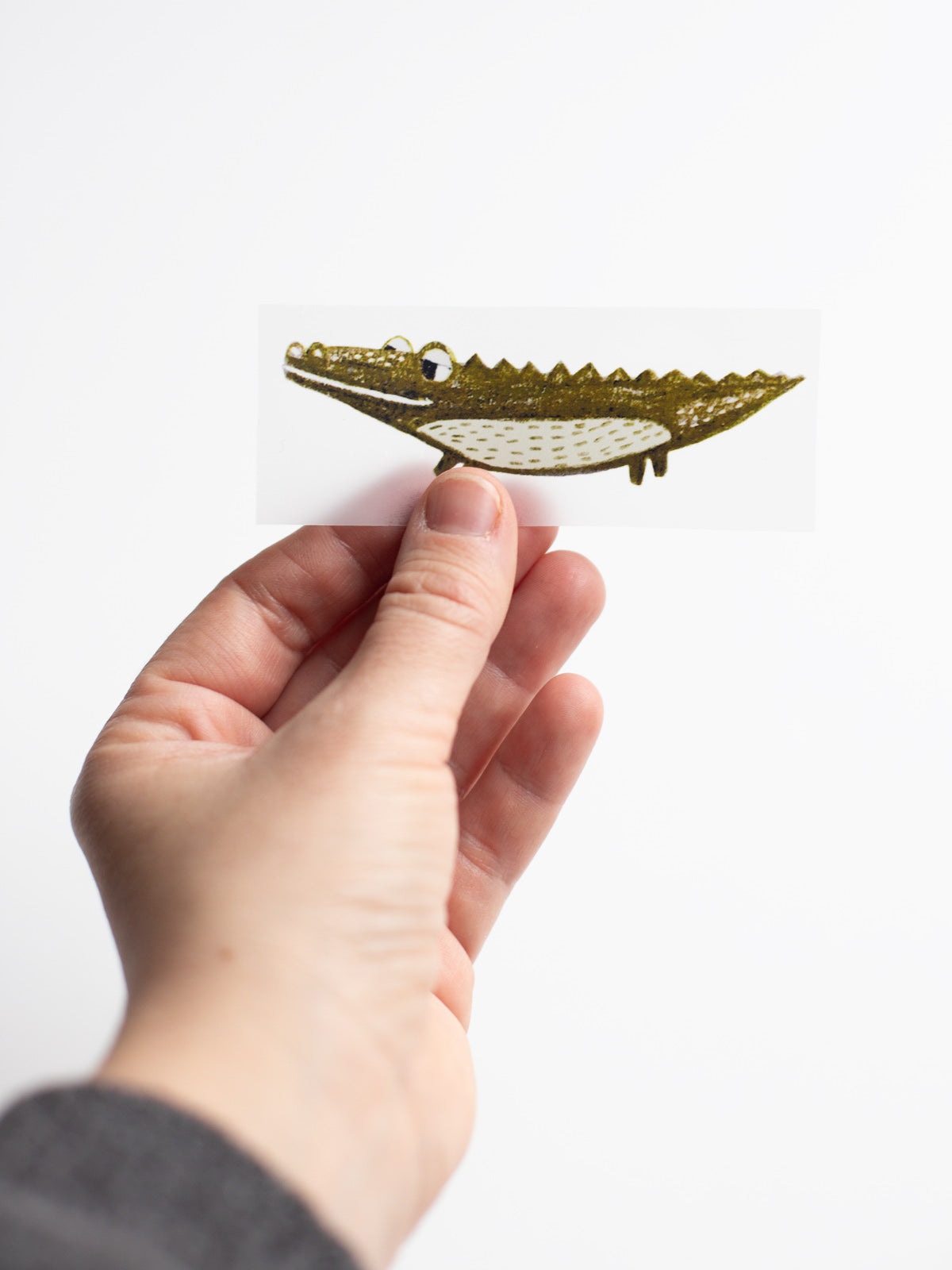 Hand mit randlosem Bügelbild Krokodil von Halfbird