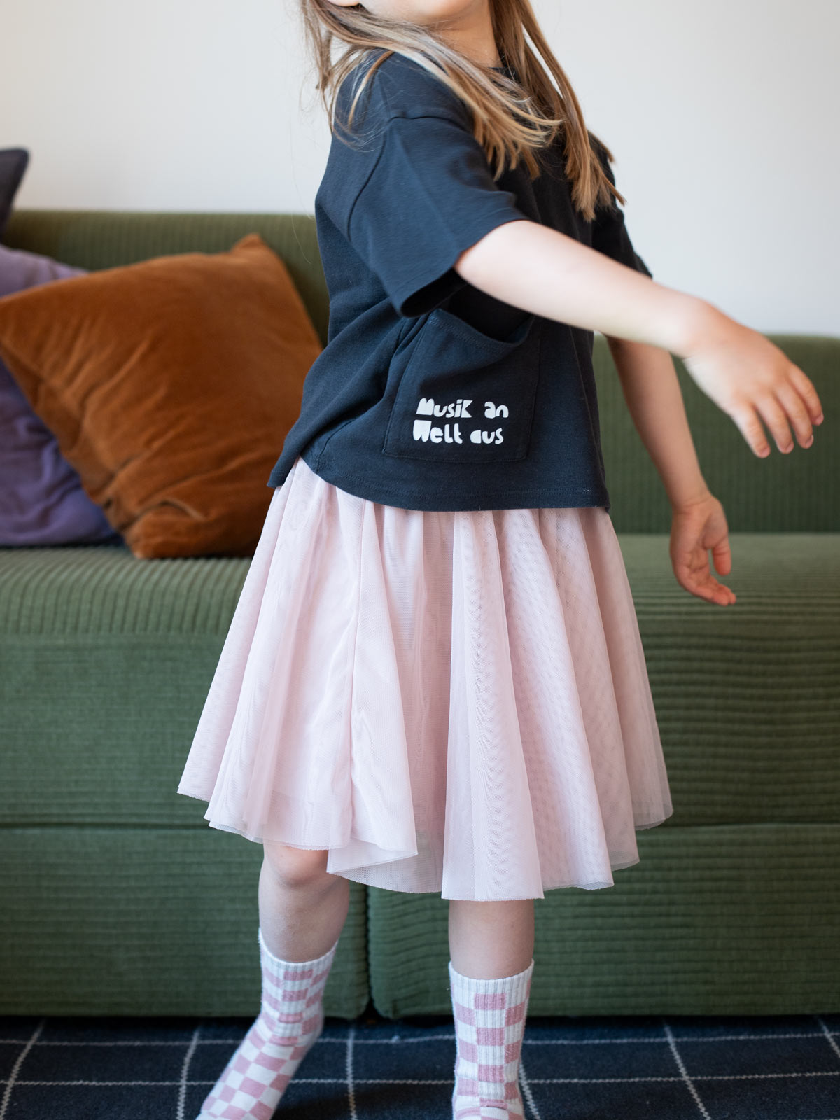 tanzendes Kind mit Tutu und schwarzem Shirt mit randlosem Bügelbild Musik an Welt aus von Halfbird