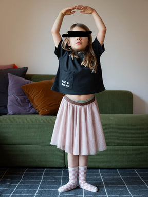 tanzendes Kind mit Tutu und schwarzem Shirt mit randlosem Bügelbild Musik an Welt aus von Halfbird
