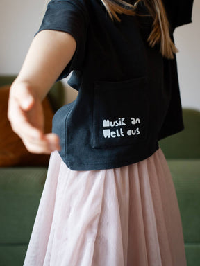 tanzendes Kind mit Tutu und schwarzem Shirt mit randlosem Bügelbild Musik an Welt aus von Halfbird