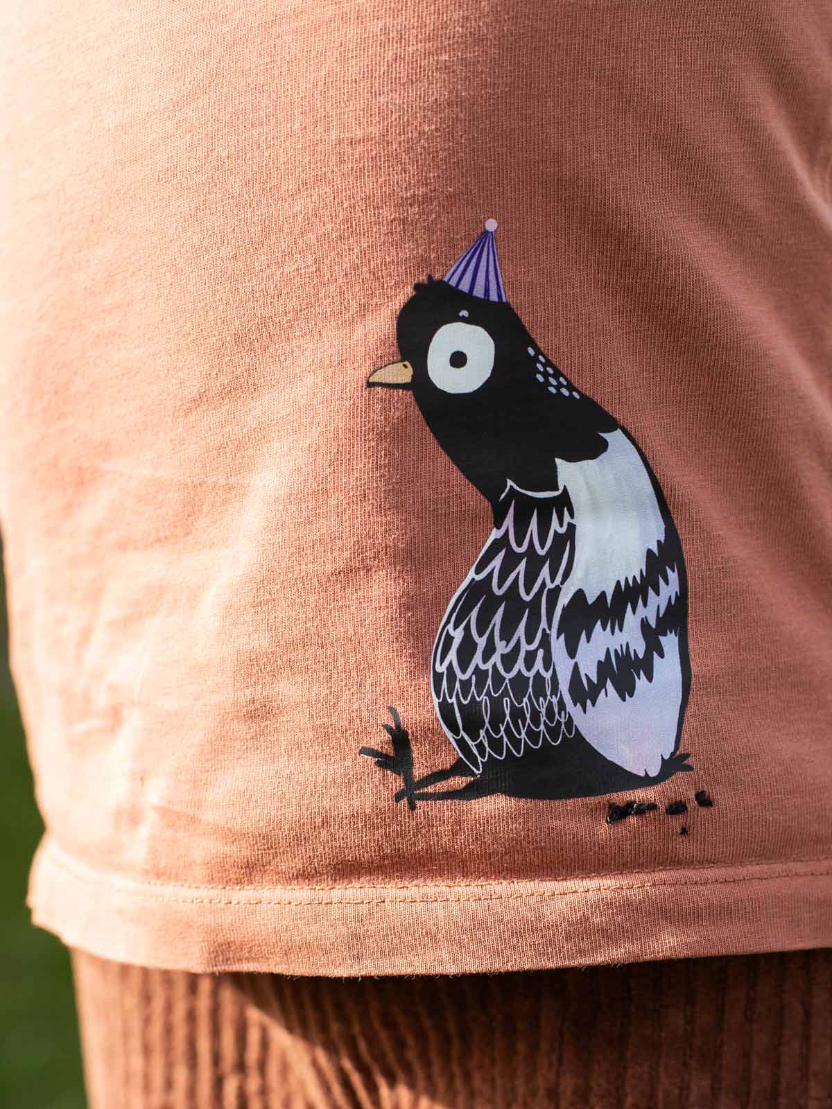 Shirt mit randlosem Bügelbild sitzende Taube von Halfbird