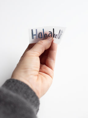 Hand mit randlosem Bügelbild Hahaha.Nö von Halfbird
