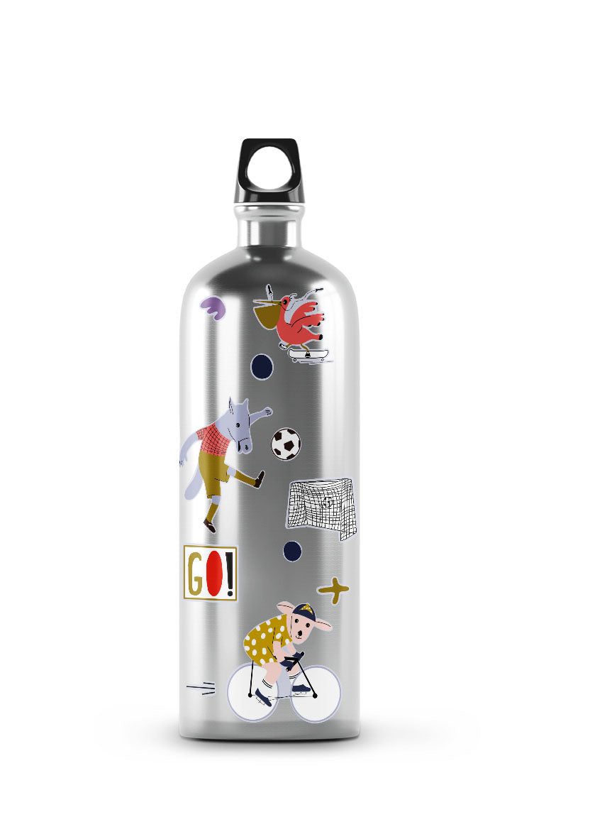 Metalltrinkflasche mit spülmaschinenfesten Stickern von halfbird, Schaf das rennrad fährt, Fussball, Tor, Fussballspielendes pferd, tukan mit skateboard
