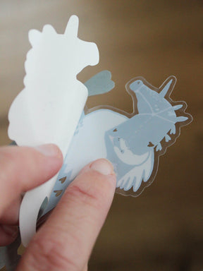 Rückseite vom transparenten Vinylsticker Make Friends not Likes mit Pferd- und Schwanmotiv von Halfbird