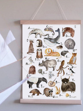 ABC Tierposter aufgehängt mit Posterleisten im Kinderzimmer