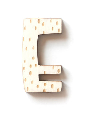 Holzbuchstabe E fürs Kinderzimmer mit Punkten schlicht gelasert