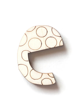 Holzbuchstabe E fürs Kinderzimmer mit Kreisen