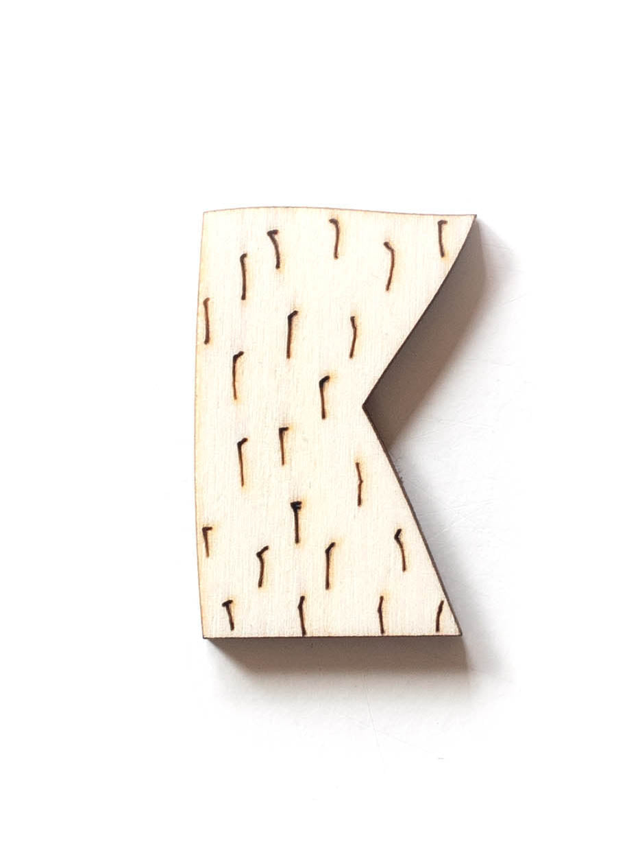 Holzbuchstabe K fürs Kinderzimmer mit Muster schlicht
