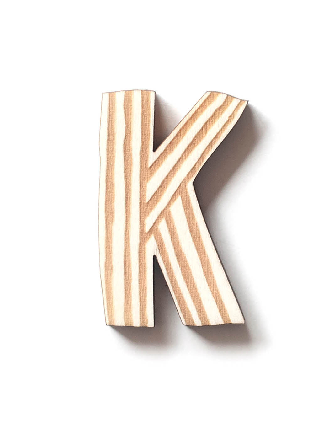 Holzbuchstabe K fürs Kinderzimmer mit Streifen schlicht
