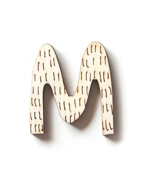 Holzbuchstabe M fürs Kinderzimmer mit strichen