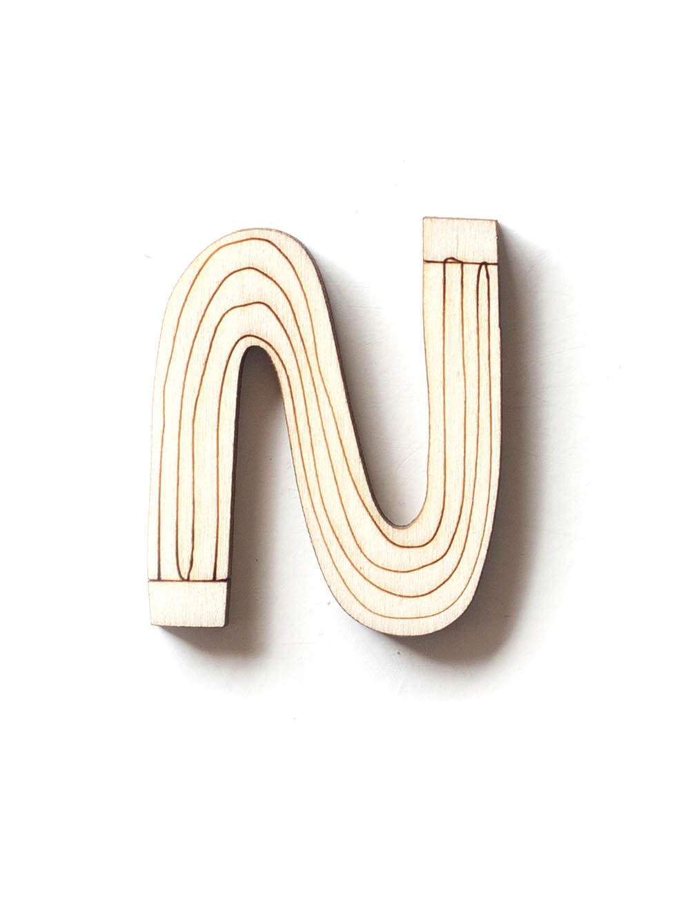 Holzbuchstabe N fürs Kinderzimmer mit Muster Streifen