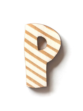 Holzbuchstabe P fürs Kinderzimmer mit Streifen Muster