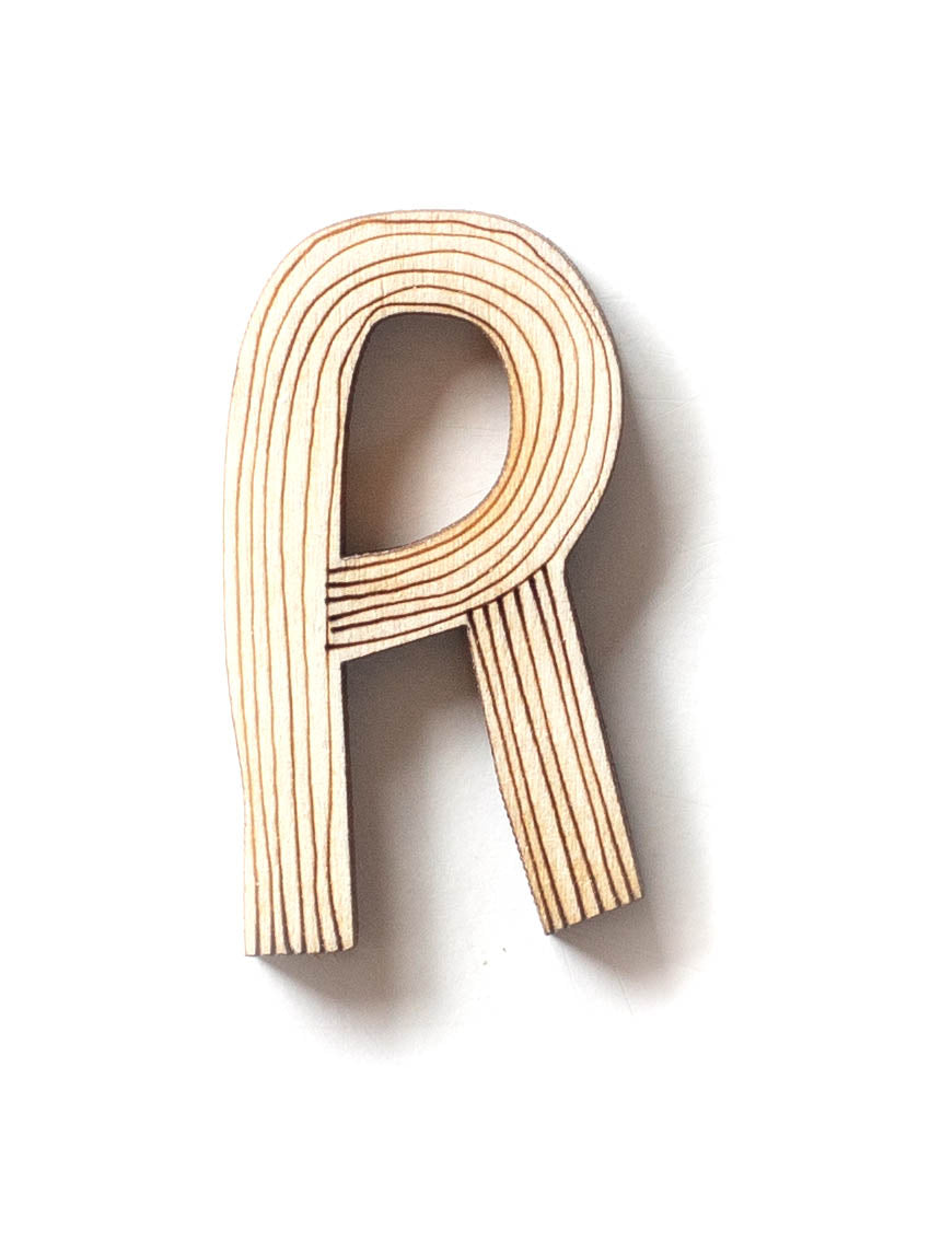 Holzbuchstabe R fürs Kinderzimmer mit Streifen Muster schlicht und unisex