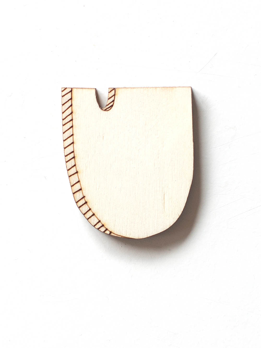 Holzbuchstabe U fürs Kinderzimmer mit gelasertem Muster in schlicht