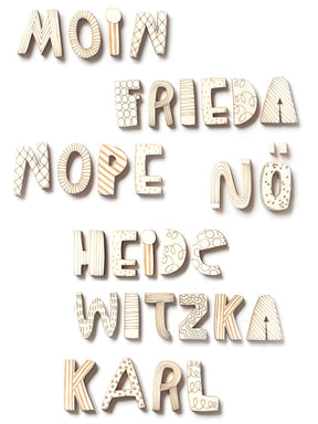 Mit Holzbuchstaben für das Kinderzimmer gelegte Wörter wie Moin, Frieda, nope, nö, heidewitzka, karl