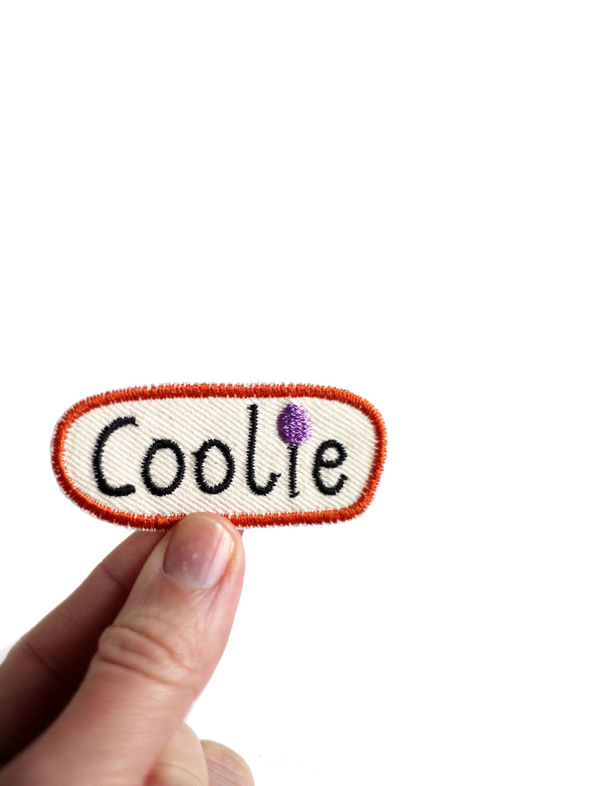 gestickter Patch mit dem Wort Coolie in lila und rostorange