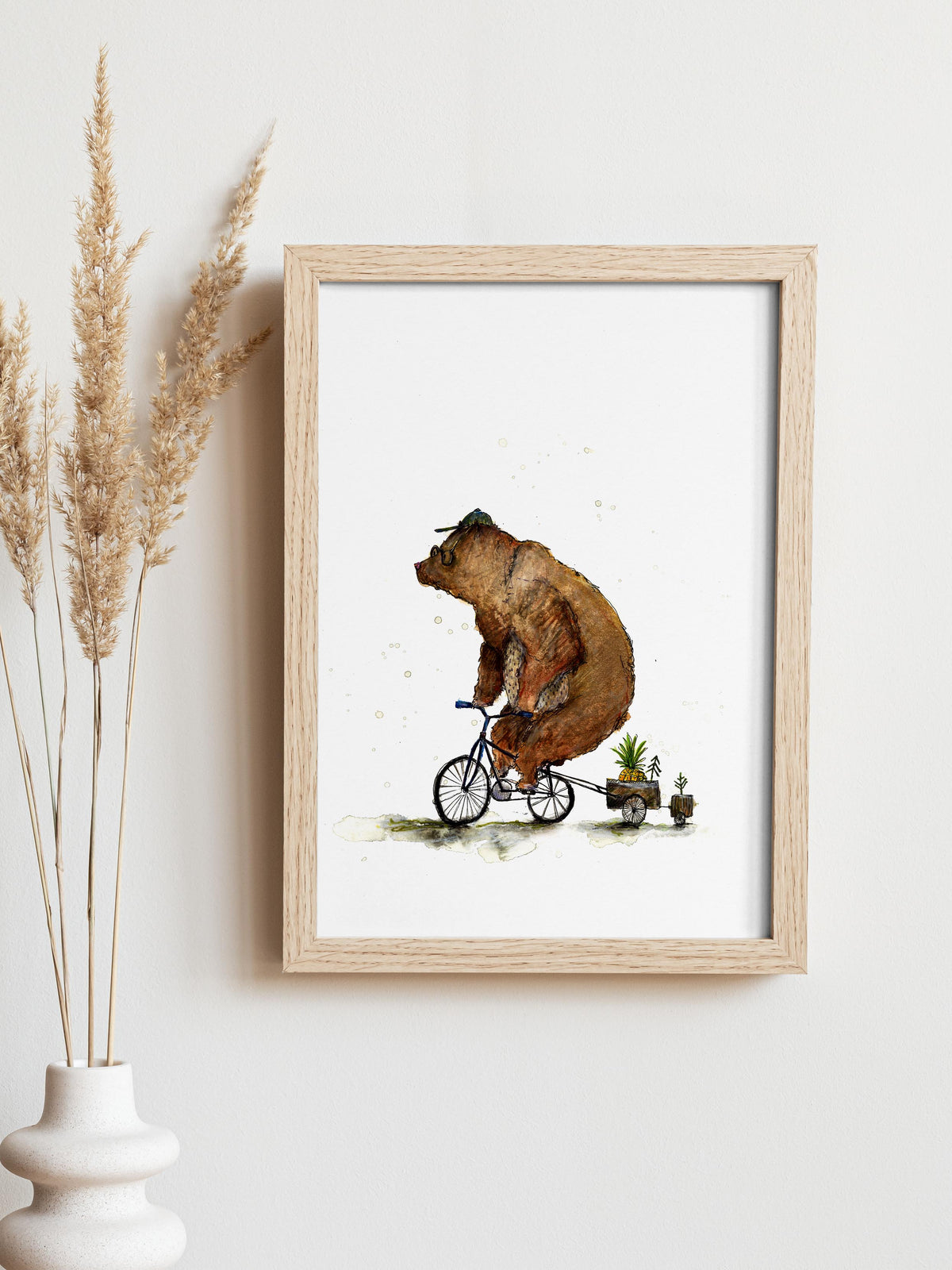 Bär auf Rad, illustration von Ramona Zirk halfbird. Aufgehängt in einem Holzbilderrahmen in hell