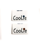 Nählabel aus Biobaumwolle bedruckt mit Coolie in drei Farbe von halfbird. Das Motiv stammt von Anna Katharina jansen