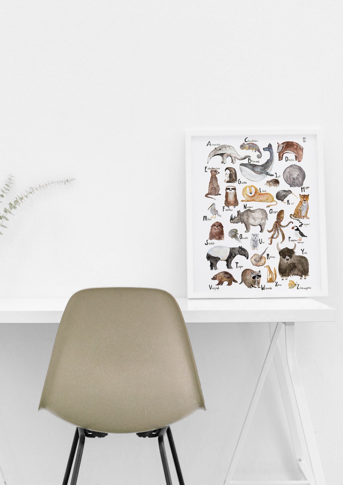 ABC Tierposter auf weißem Schreibtisch in weißem Bilderrahmen