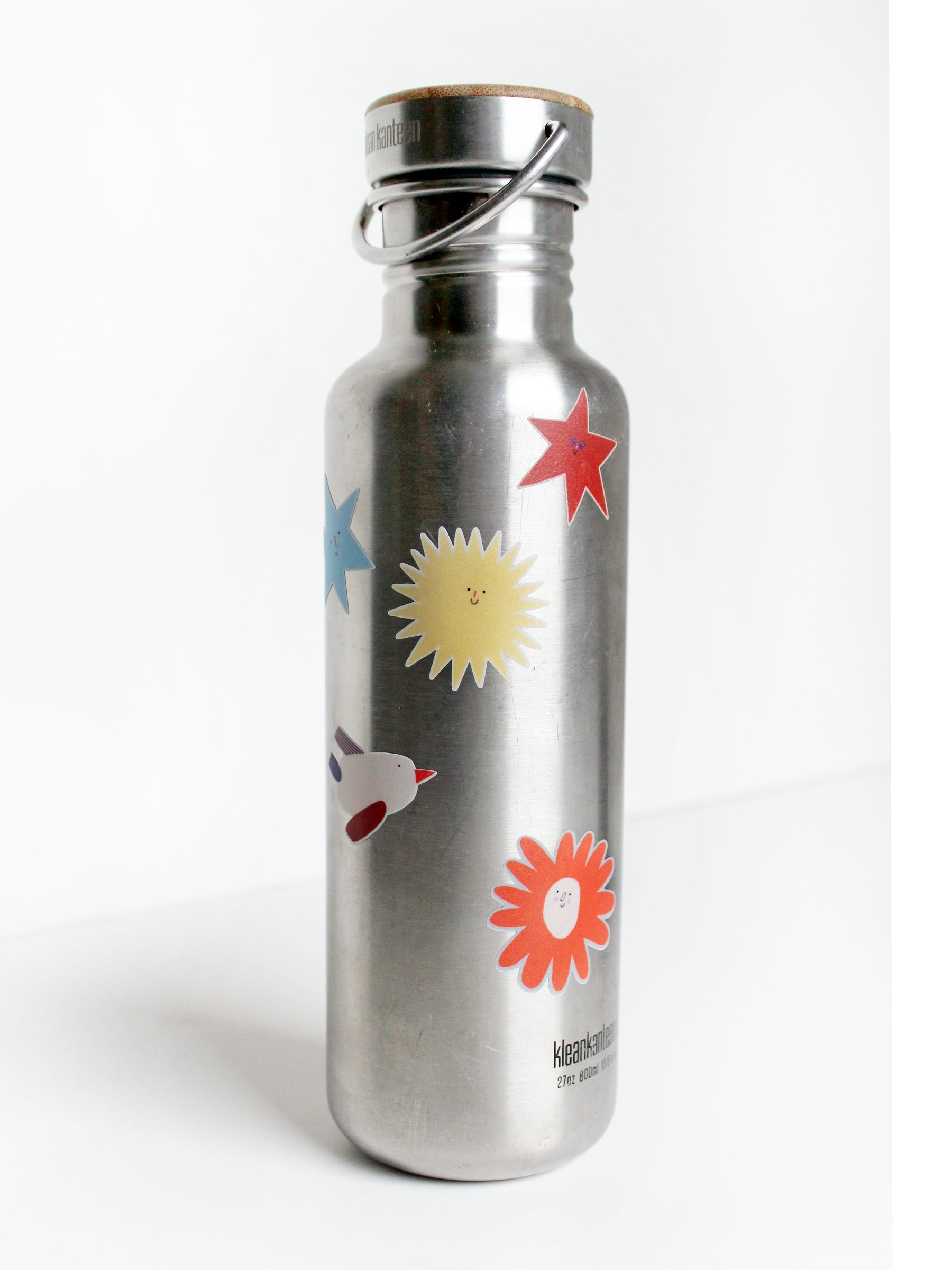 spülmaschinenfeste Reflex Sticker auf Metall Trinkflasche von halfbird. Sonne, Sterne, Blume und Vogel