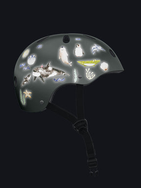 Helm mit reflektierenden Stickern, die im Dunklen leuchten