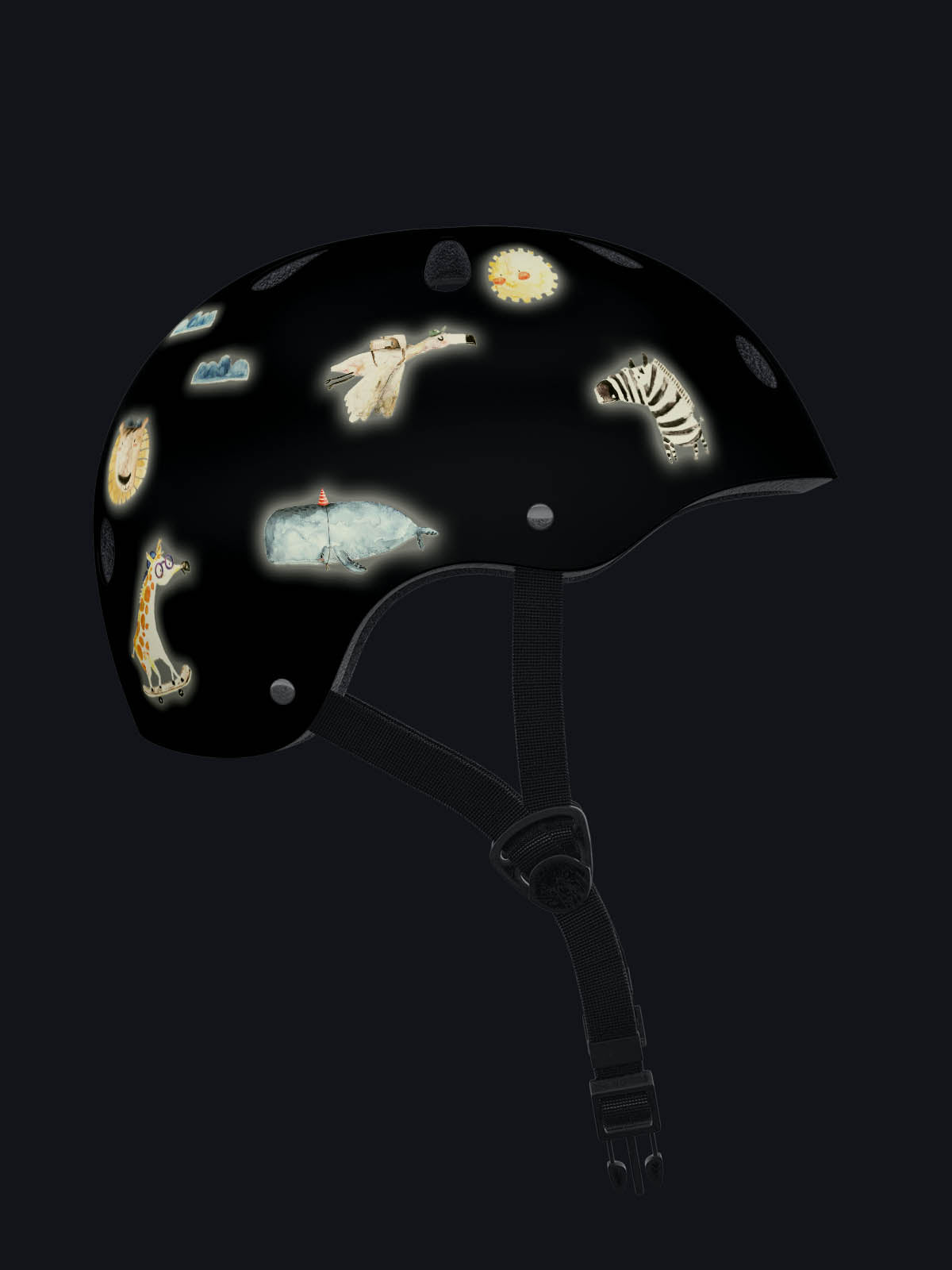 Tier Refektoren Sticker auf einem helm bei Nacht. Auf dem Helm reflektieren Wal, Flamingo, Löwe, Sonne, Wolken und Giraffe