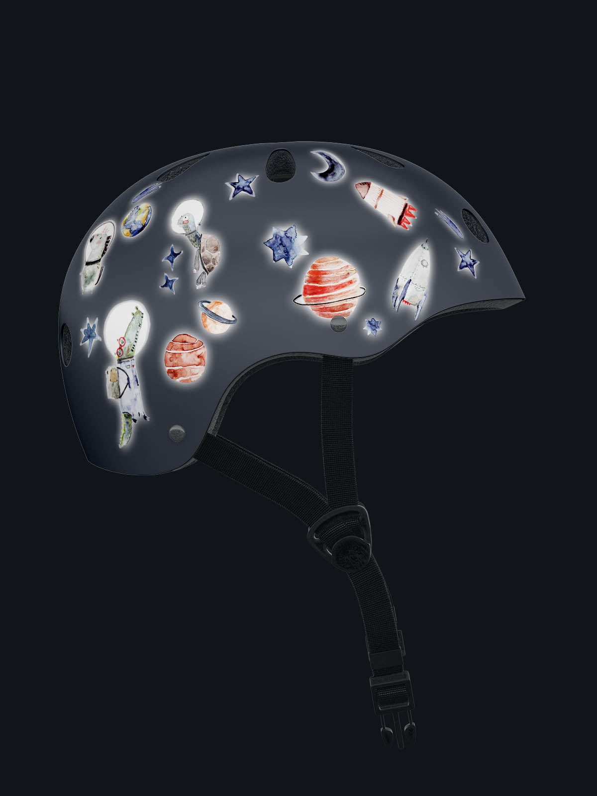 reflektierende Sticker auf einem blauen Helm bei Dunkelheit wenn sie reflektieren. Auf dem Helm kleben sterne, planeten, raketen, mond und einhorn 