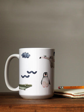 Tasse beklebt mit spülmaschinenfesten Aufklebern Pinguin, Krokodil und Flamingo auf einem Tisch